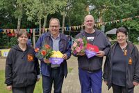 Jessica Schlanert (lks.) und Ilona Helmrich von der offenen Ehrenamtsinitiative bedankten sich bei Bürgermeister Mirko Spieckermann (2. v. lks.) und Norbert Mohwinkel von der Stadtjugendpflege für die vielfältigen Möglichkeiten, die den Familien im Familientreff geboten werden.