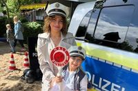 Taim und seine Mutter informierten sich am Stand der Polizei.