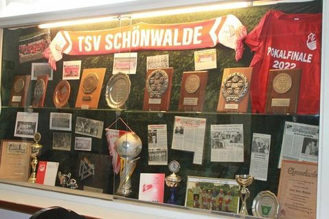 Eine von zwei Vitrinen: Pokale, Urkunden, Bilder, Zeitungsausschnitte - aber auch Originalbekleidungen sind ab sofort zu bewundern.
