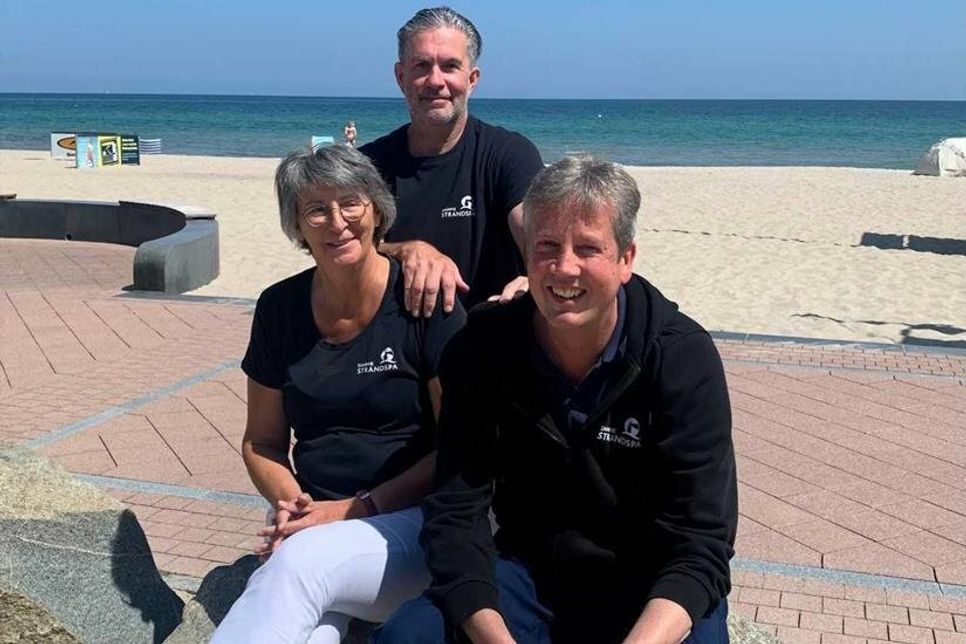 Am Ostseestrand unter blauem Himmel: Astrid Müller, Maik Berg und Söhnke Wrede (v. lks.).