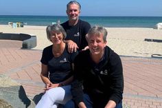 Am Ostseestrand unter blauem Himmel: Astrid Müller, Maik Berg und Söhnke Wrede (v. lks.).