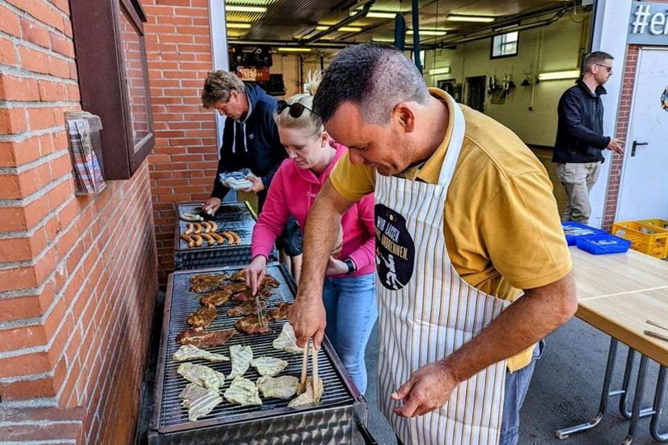 Mark Burmeister am Grill.