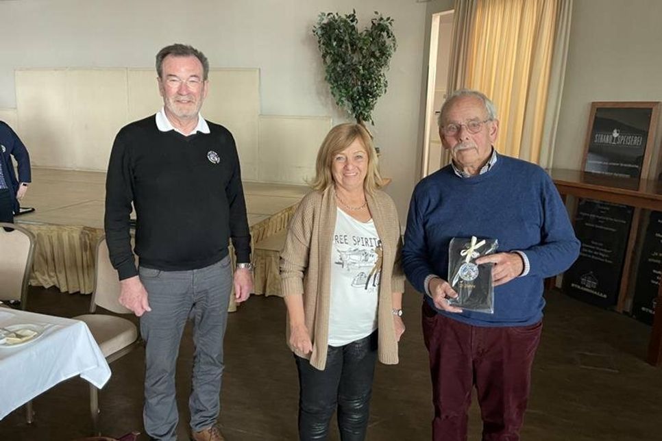 Präsident Klaus Niepel (lks.) ehrte Sonja Bohnhoff und Dieter Ohlerich für 25 Jahre Mitgliedschaft.