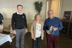 Präsident Klaus Niepel (lks.) ehrte Sonja Bohnhoff und Dieter Ohlerich für 25 Jahre Mitgliedschaft.