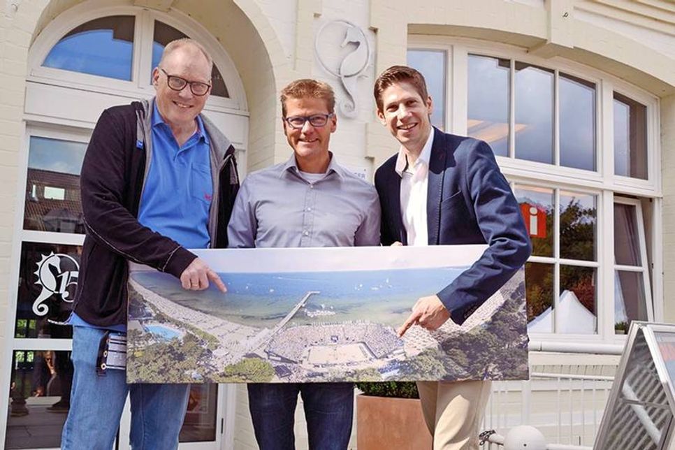Frank Mackerodt, Ausrichter der Deutschen Meisterschaften (links), Tourismuschef Joachim Nitz und Arne Dirks, Geschäftsführer der Deutschen Volleyball Sport GmbH (DVS) nach der Vertragsverlängerung. (Foto: René Kleinschmidt)