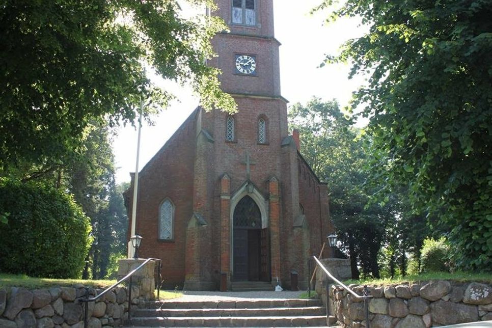 Die Kirche und der Ort (Sconewolde) werden erstmals erwähnt in einer Urkunde aus dem Jahre 1240. Die von Lübecker Benediktinermönchen angelegte Kirche gehört zu einer Reihe jüngerer Feldsteinkirchen, die zum Ende der Kolonisationszeit in Ostholstein errichtet wurden.