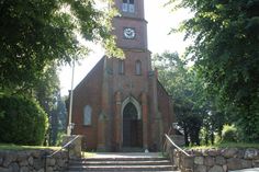 Die Kirche und der Ort (Sconewolde) werden erstmals erwähnt in einer Urkunde aus dem Jahre 1240. Die von Lübecker Benediktinermönchen angelegte Kirche gehört zu einer Reihe jüngerer Feldsteinkirchen, die zum Ende der Kolonisationszeit in Ostholstein errichtet wurden.