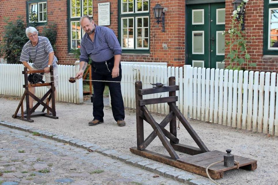 Mit Thomas Utz (lks.) und Stephan Abele geht es auf die Reeperbahn. Beim Aktionstag im Dorf- und Schulmuseum demonstrieren sie, wie ein Reepschläger Seile und Taue herstellte.