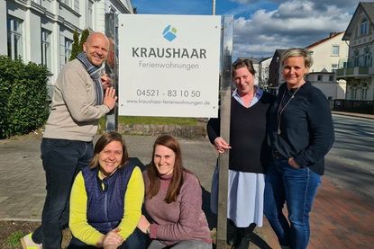 Geschäftsführer Tim Kraushaar (lks.), hier mit einigen Mitarbeiterinnen, freut sich mit seinem Team über die riesige Spendensumme.