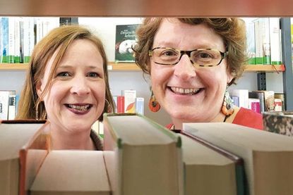 Daniela Sohr, Leiterin des Jugendtreffs und Imke Schneider, Leiterin der Stadtbücherei freuen sich auf viele Beiträge. Sie können im Jugendtreff oder in der Stadtbücherei abgegeben werden.