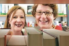 Daniela Sohr, Leiterin des Jugendtreffs und Imke Schneider, Leiterin der Stadtbücherei freuen sich auf viele Beiträge. Sie können im Jugendtreff oder in der Stadtbücherei abgegeben werden.