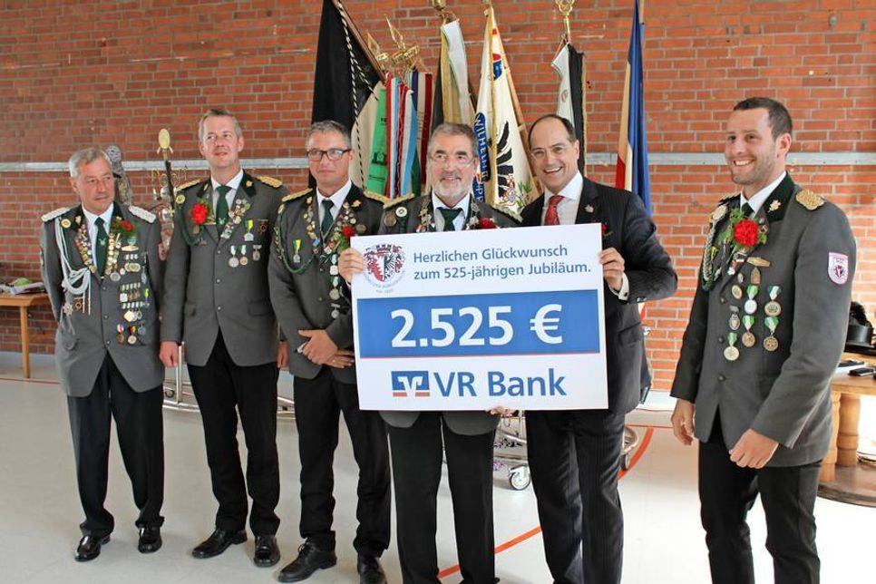 Vorstandsmitglied der VR Bank Stefan Frahm bei der Scheckübergabe an Andreas Sielaff.