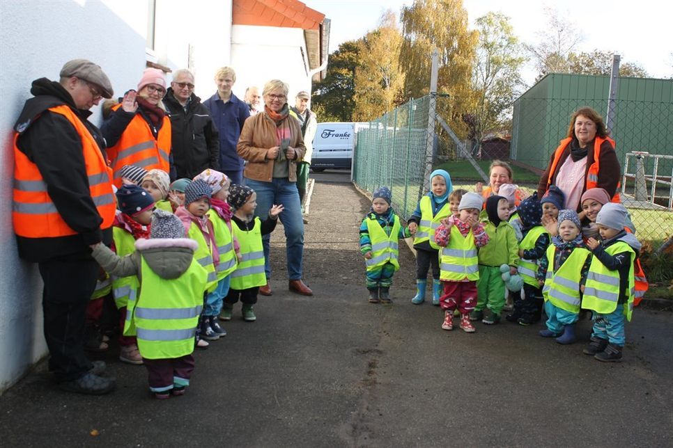 Mitarbeiter von Zeckverband und Bauhof, Kindergartenkinder mit Betreuern sowie Bürgermeisterin Kirsten Sköries weihten den neuen Fußweg ein.