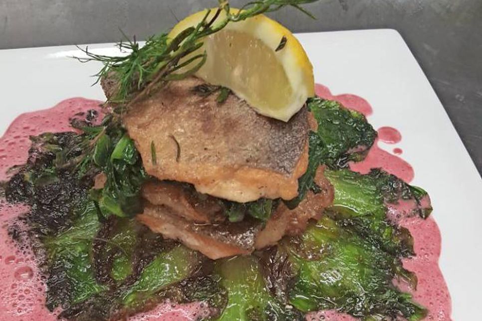 Auf der Haut gebratenes Saiblingsfilet, geschmorte Endivien, Rote Beete-Schaum und Kartoffelrösti - nur eines von vielen neuen Gerichten im Pier 19.