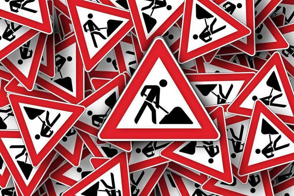 Die Fahrbahn wird wieder einspurig.