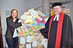 Bürgermeisterin Hatice Kara und Pastor Thomas Vogel vor der „Thesen-Tür“ am Eingang der Waldkirche. (Foto: René Kleinschmidt)