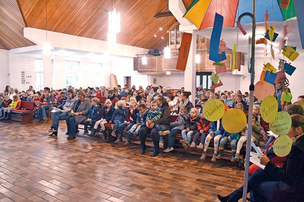 Eine vollbesetzte Waldkirche mit Kindergarten- und Grundschulkinder zum Thema „Reformation“. (Foto: René Kleinschmidt)