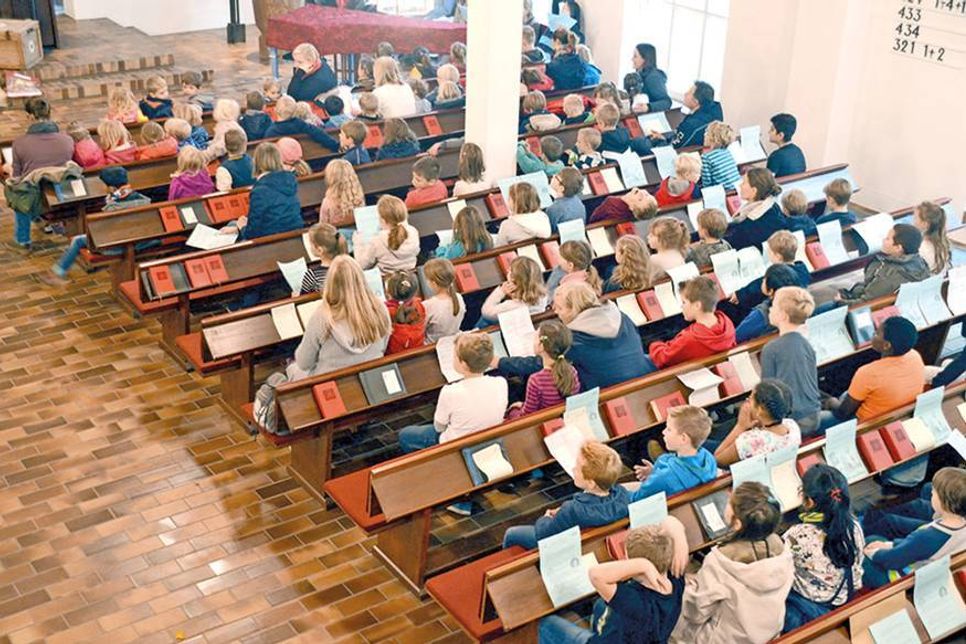 Eine vollbesetzte Waldkirche mit Kindergarten- und Grundschulkinder zum Thema „Reformation“. (Foto: René Kleinschmidt)