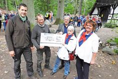 Scheckübergabe an der Tews-Kate: Georg Deutz und Frank Schumacher von der Kreisjägerschaft freuten sich über 500 Euro vom Förderverein für das Historische Bürgervogelschießen, den Annegret Böge-Braasch, Frank-Richard Proch und Simona Rex überbrachten.
