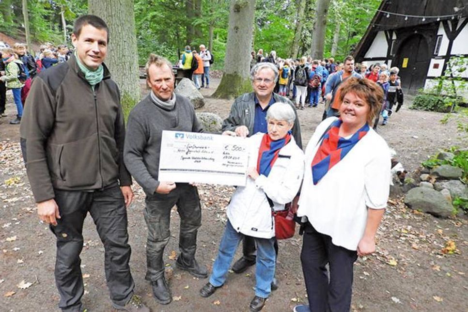 Scheckübergabe an der Tews-Kate: Georg Deutz und Frank Schumacher von der Kreisjägerschaft freuten sich über 500 Euro vom Förderverein für das Historische Bürgervogelschießen, den Annegret Böge-Braasch, Frank-Richard Proch und Simona Rex überbrachten.
