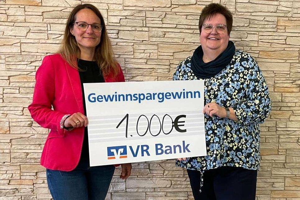 Marlies Gosch, Kundenberaterin der VR Bank in Neustadt (re.), überreicht den symbolischen Scheck an die glückliche Gewinnerin.