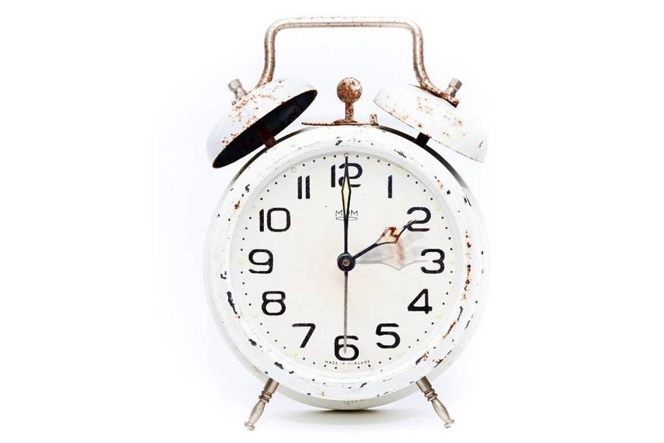 Um sich zu merken, wann man die Zeiger in welche Richtung drehen soll, hilft am besten eine Eselsbrücke.