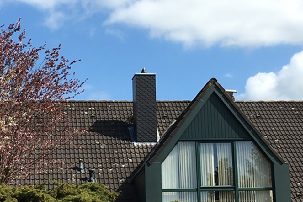 Ein Schornstein steht für Gemütlichkeit und wohlige Wärme in den eigenen vier Wänden.