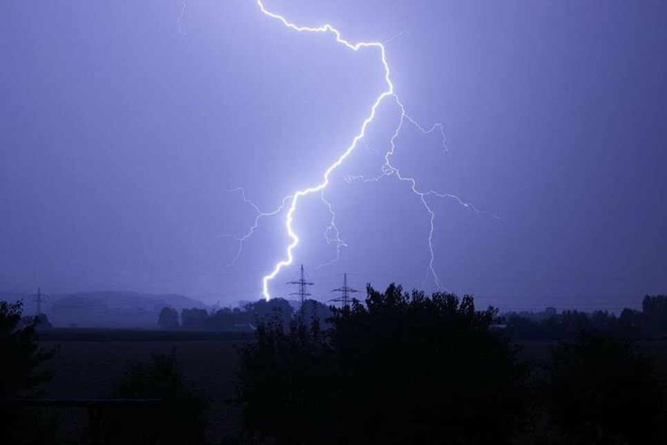 Die Unwetterwarnung dürfte viele Open Air-Veranstaltungen am Abend betreffen.