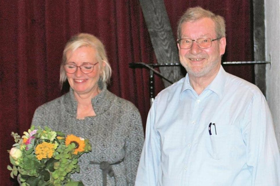 Brigitte Barmwater bedankt sich bei Dieter Kühl, der nach 36 Jahren das Amt des Kassenwartes  abgibt.