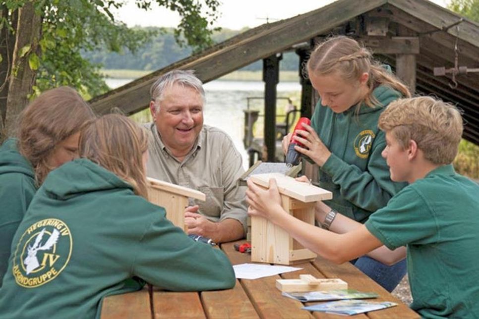 Die Jugendgruppe vom Selenter-See baut mit Waidmann Thorolf Wellmer Nistka¨sten zusammen