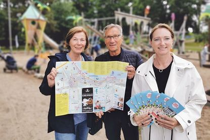 Dorothea Janssen-Terveen (links) und Dr. Axel-Michael Unger von der SPD Timmendorfer Strand präsentieren mit Mediengestalterin Sabine Baerwald den ersten Kinderstadtplan für Timmendorfer Strand.