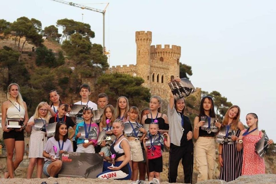 Grömitz/Lloret de Mar. Die Hip-Hop-Gruppe CDA Central Dance Academy Grömitz hat vom 29. Juni bis zum 3. Juli in Hip Hop, Contemporary Ballett und Street Dance Show 1., 2. und 3. Plätze gewonnen. Insgesamt gab es 22 Choreographien, die vorgeführt wurden. May Gehrls (5 Jahre) hat einen Special-Preis für einen Wettbewerb in Istanbul gewonnen. Die Hip Hop Junior Gruppe (Kinder 12 bis 14 Jahre) hat einen ein Special-Preis für einen Wettbewerb in Tschechien gewonnen. Und für das beste Talent Ana-Maria Baluta gab es einen Special-Preis für nächstes Jahr in Spanien. Wer Interesse am Tanzen hat, kann sich gerne bei der Inhaberin und Tanz-Trainerin Natasa Misic melden unter Tel.0163/2171548. (red)