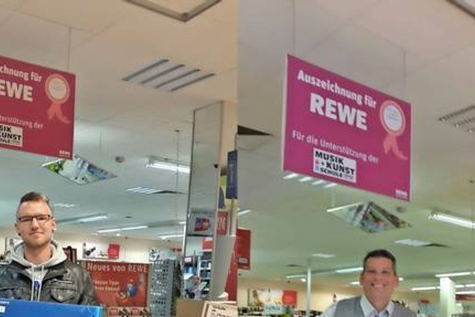 Neustadt. Beim diesjährigen Sommerfest im Rewe-Markt im Rosengarten hatten die Besucher wieder jede Menge Spaß. Die große Tombola mit attraktiven Preisen sorgte den ganzen Tag über für Spannung. Neben vielen „kleineren“ Gewinnen für die Teilnehmer konnten sich zwei glückliche Gewinner die Hauptpreise sichern. Der 1. Platz ging mit einer Playstation 4 an Stephan Westphal (lks.). Platz 2 bescherte Melina Schmidt (re.) einen LED-Fernseher, der ihr von Marktleiter Thorsten Preuß übergeben wurde. (red)