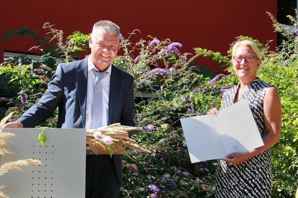 Schulrat Thomas Panten und Antje Sagawe bei der offiziellen Übergabe der Ernennungsurkunde.