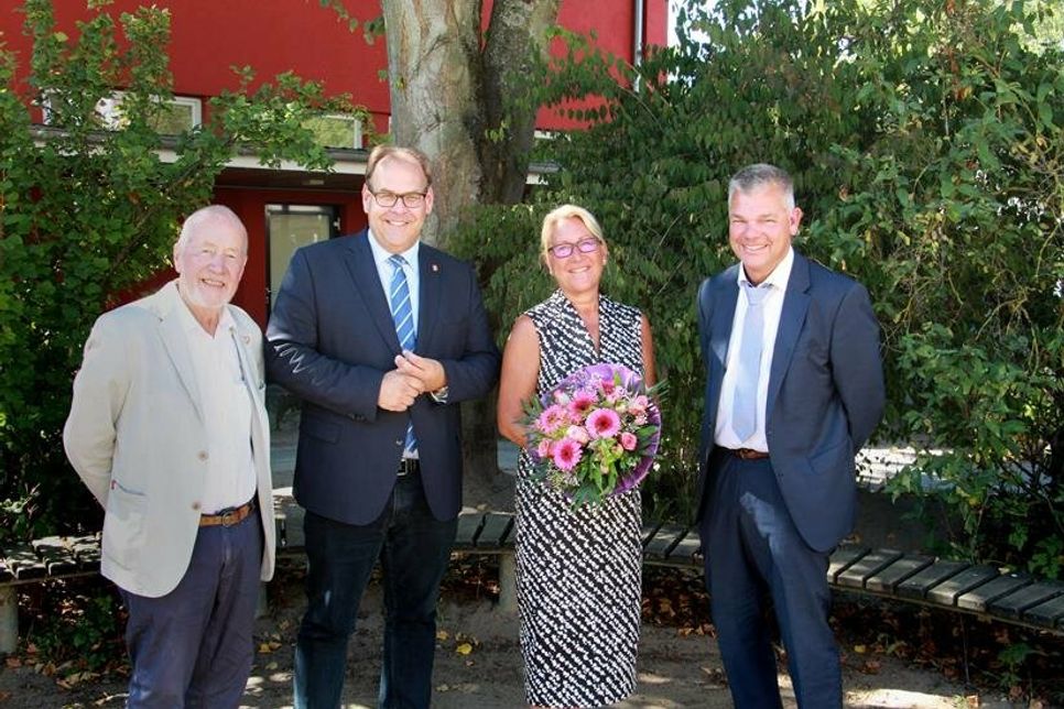 Wurde von Schulrat Thomas Panten, Bürgermeister Mirko Spieckermann und Bürgervorsteher Sönke Sela (v. re.) begrüßt: die neue Schulleiterin der Grundschule Neustädter Bucht Antje Sagawe.