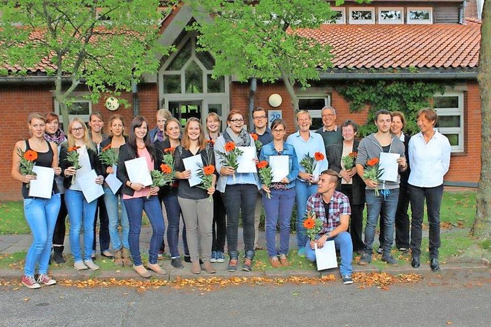Ameos Institut Nord: Absolventen des Ergotherapie-Kurs 12/15: Cyra Axnick, Sandra Dittmer, Jacqueline Johannsen, Nele Juhl, Sarah Kregehr, Mara Lokies, Ramona Lucht, Johanna Sophie Luthe, Jannik Marquard, Lena Meller, Lara Rogowski, Christin Schuster, Ole Steffens, Jan van der Wehr, Franziska Veliu und Friederike zur Megede.