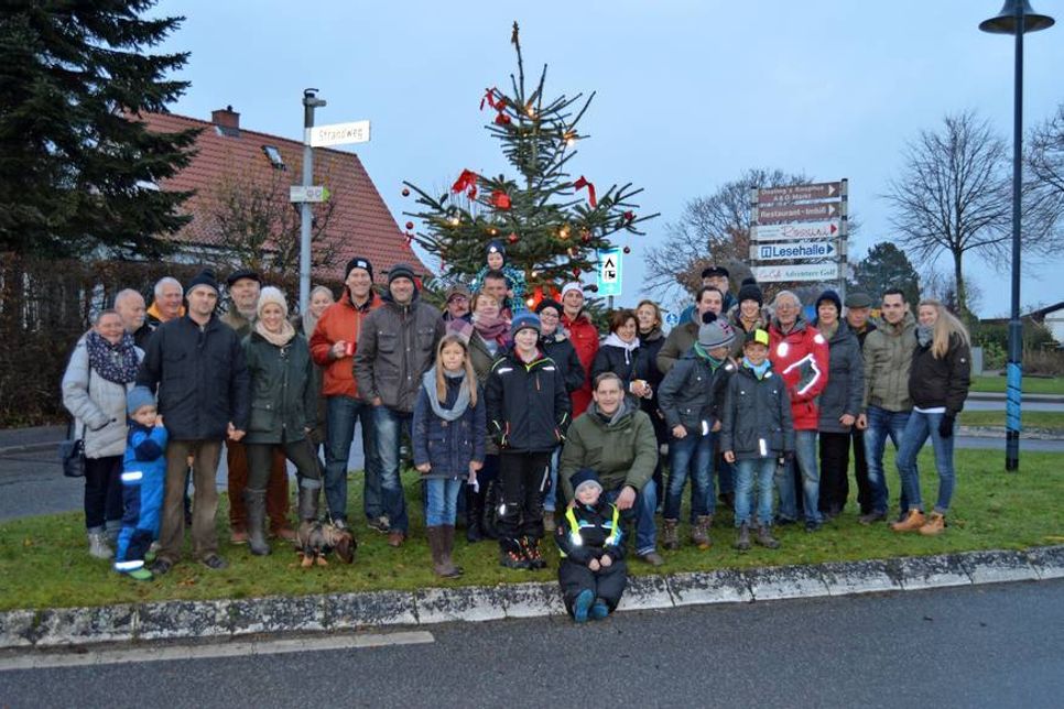 Mit vereinten Kräften und in ausgelassener Stimmung schmückten die Rettiner „ihren“ Tannenbaum.