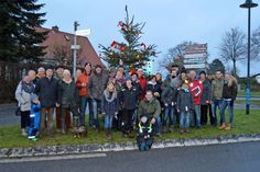Mit vereinten Kräften und in ausgelassener Stimmung schmückten die Rettiner „ihren“ Tannenbaum.