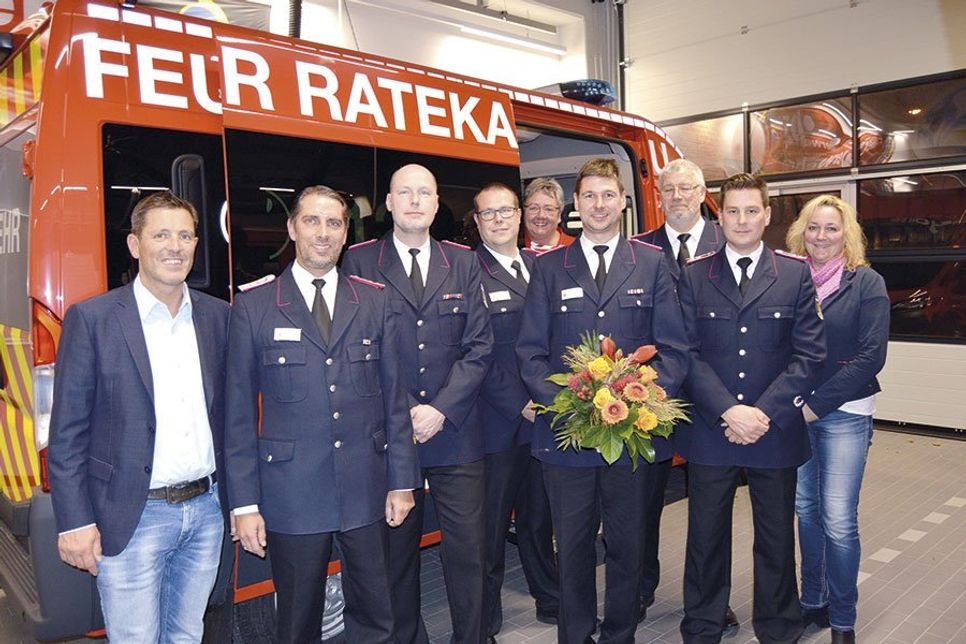 Ratekaus Bürgermeister Thomas Keller (v.l.) und Ortswehrführer Markus Thiel mit den Gewählten und Gästen: Marco Schneck, Dennis Puls, Gaby Spiller, Marc Papendorf, Thomas Harnack, Jan Feddern und Ordnungsamtsleiterin Renée Steffen. (Foto: Stefan Setje-Eilers)