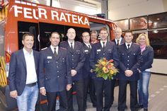 Ratekaus Bürgermeister Thomas Keller (v.l.) und Ortswehrführer Markus Thiel mit den Gewählten und Gästen: Marco Schneck, Dennis Puls, Gaby Spiller, Marc Papendorf, Thomas Harnack, Jan Feddern und Ordnungsamtsleiterin Renée Steffen. (Foto: Stefan Setje-Eilers)