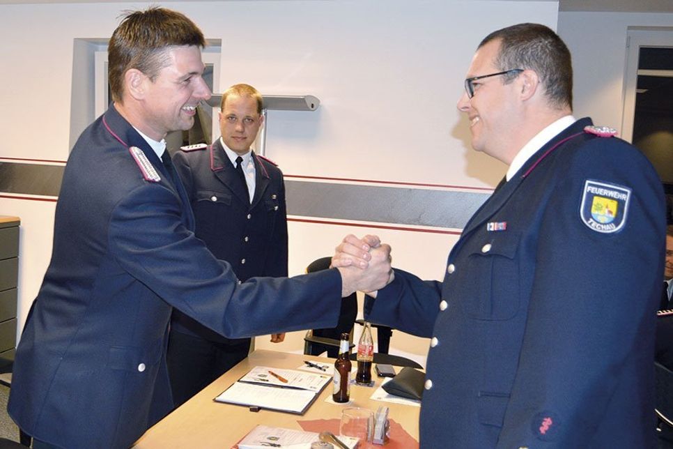 Ratekaus Gemeindewehrführer Dennis Puls (r.) gratuliert Marc Papendorf zur Wiederwahl. (Foto: Stefan Setje-Eilers)