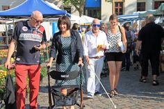Aus der Sicht eines Betroffenen: Bei einem Rundgang, ausgestattet mit Rollator, Taststock und Spezialbrille, konnten die Bürgermeisterin und der Bürgervorsteher selbst erfahren, wie es sich anfühlt, mit einem Handicap den Alltag zu bewältigen.
