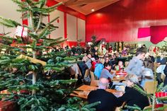 Die Turnhalle der Schule beherbergte ein Schülercafé und viele schöne Stände.