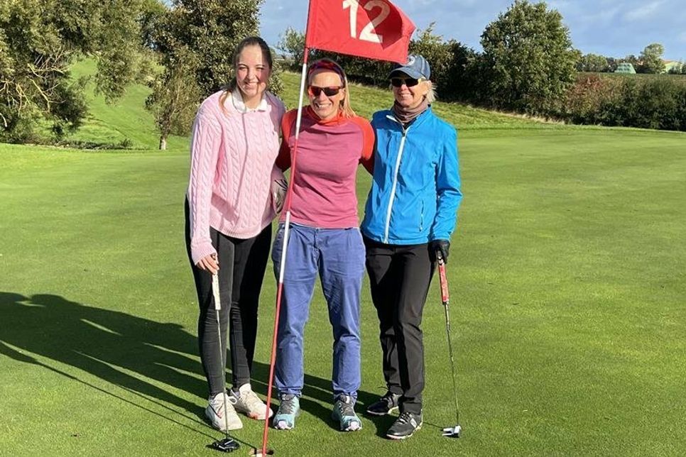 Bruttosiegerin Emily Bruhn mit Andrea Sachau und Birgit Lange (v. lks.).