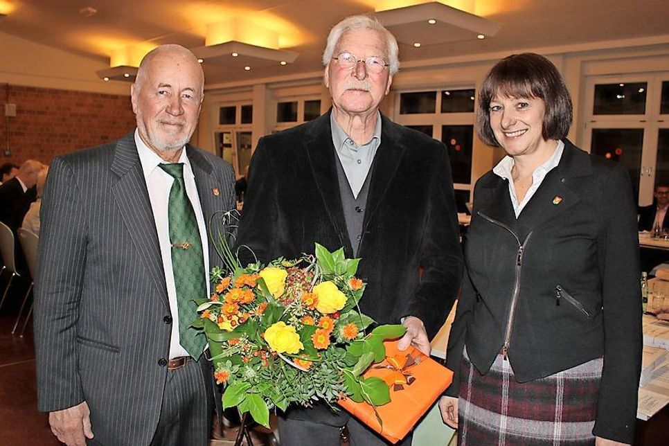 Im Rahmen der Stadtverordnetenversammlung am vergangenen Donnerstag beglückwünschten Sönke Sela und Dr. Tordis Batscheider den SPD-Politiker Volker Weber (Mi.).