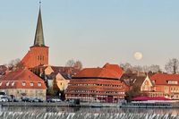 „Supermond über Neustadt“ – so der Titel von Norbert Weides Fotos mit Blick auf Wasser, Pagodenspeicher und Kirche der Hafenstadt.