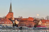„Supermond über Neustadt“ – so der Titel von Norbert Weides Fotos mit Blick auf Wasser, Pagodenspeicher und Kirche der Hafenstadt.