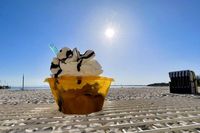 Strandkorb, Eis, Sonne - mehr braucht es nicht, um mit einem Foto Lust auf den Sommer und Urlaub zu machen. Roland Schulenberg erwischte den richtigen Moment in Pelzerhaken.