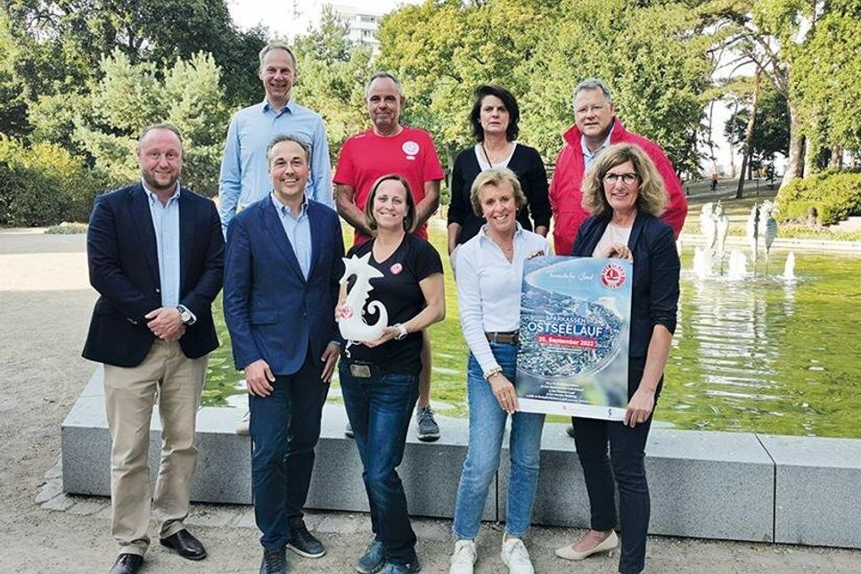 Veranstalter und Sponsoren freuen sich auf den Ostseelauf: (untere Reihe von links:) Andreas und Christian von Oven (Coast Collection), Anja Carsten (mit Pokal) und Sabine Bremeyer (beide NTSV) und Britta Proband (Sparkasse) sowie (obere Reihe von links:) Jörg Braun (Westenergie), Andreas Block, Ira Sikoudis und Udo Brechtel (NTSV).