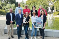 Veranstalter und Sponsoren freuen sich auf den Ostseelauf: (untere Reihe von links:) Andreas und Christian von Oven (Coast Collection), Anja Carsten (mit Pokal) und Sabine Bremeyer (beide NTSV) und Britta Proband (Sparkasse) sowie (obere Reihe von links:) Jörg Braun (Westenergie), Andreas Block, Ira Sikoudis und Udo Brechtel (NTSV).